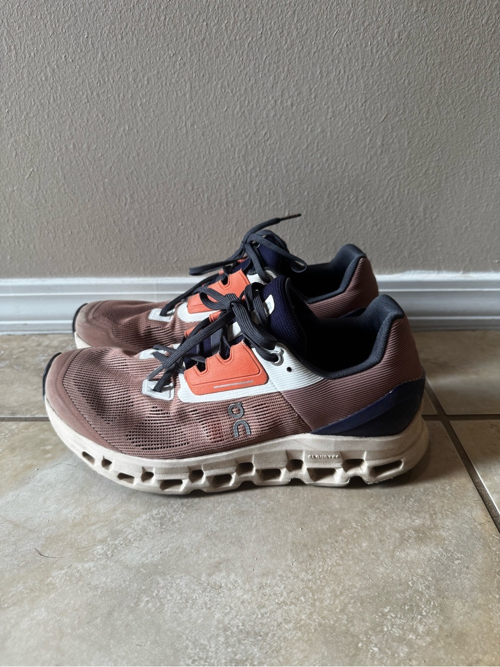 On Cloudstratus Women’s Size 10